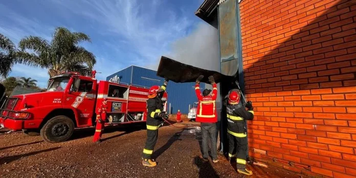 Fogo completou dois dias em pavilhão da Erva-Mate Barão de Cotegipe | Foto: Bombeiros Voluntários de Machadinho / Reprodução / CP