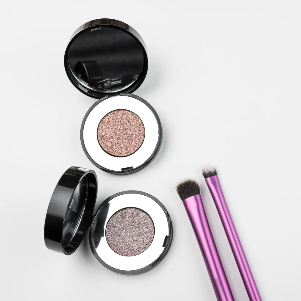 <a href="https://www.freepik.com/free-photo/eye-shadows-cute-brushes_5823544.htm#fromView=search&page=1&position=9&uuid=a95fa75b-3527-450a-b155-052bd6f93dc5">Image by freepik</a>