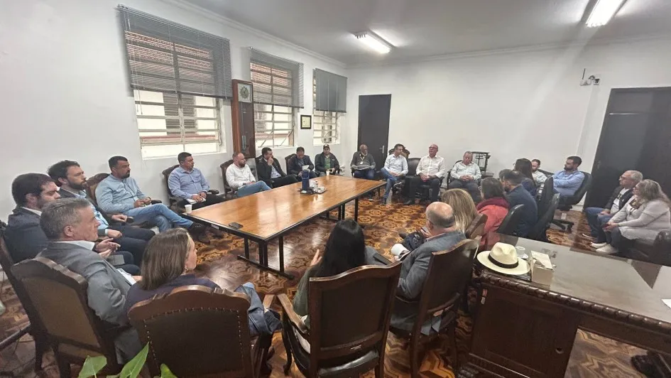 Foram discutidas soluções para situação de produtores rurais atingidos pelas enchentes e estiagens - Foto: Divulgação Seapi