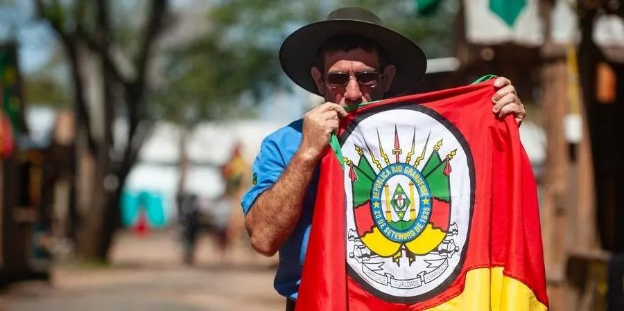 André Ribeiro Oliveira, o André Laçador, conduzirá a Chama junto ao cavalo Caramelo | Foto: Camila Cunha