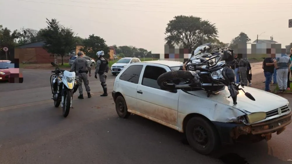 Após o impacto a moto chegou a parar em cima do capô do carro (Fotos: Reprodução)