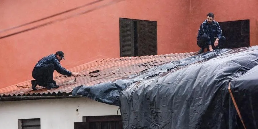 Moradores colocam lonas após terem o telhado arrancado em Camaquã | Foto: Pedro Piegas
