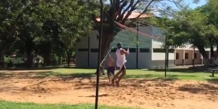 Ronaldinho jogou futevôlei na prisão no Paraguai neste domingo | Foto: ABC / Reprodução / CP