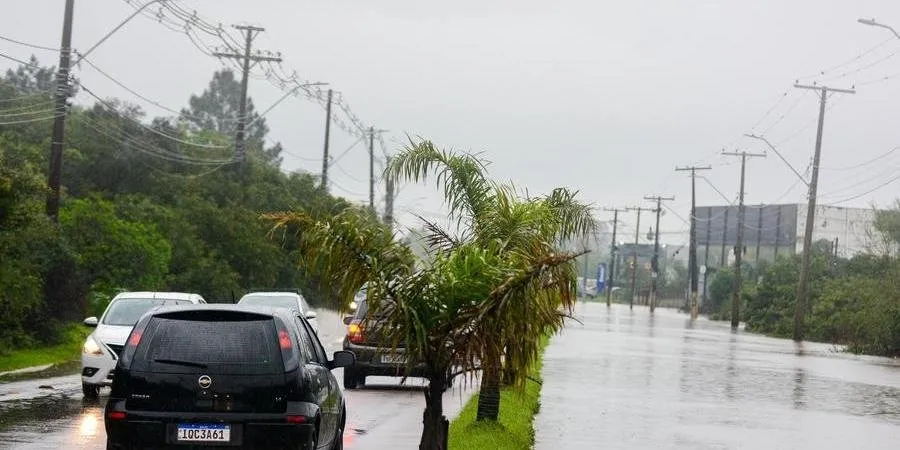 Em um trecho a estrada que é mão dupla está em uma única via por causa do transbordamento | Foto: Pedro Piegas