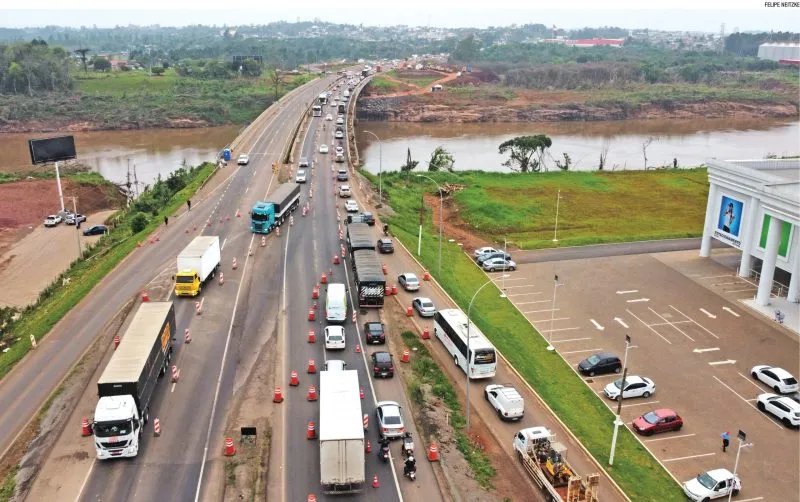 Desde sábado passado, fluxo restrito na ponte causa lentidão na rodovia. (Foto: Felipe Neitzke)