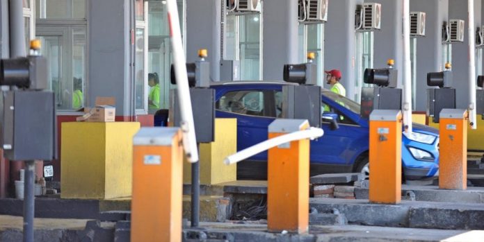 Ladrões acabaram levando dinheiro de apenas uma cabine de cobrança devido á aproximação de uma viatura da PRF | Foto: Alina Souza / CP