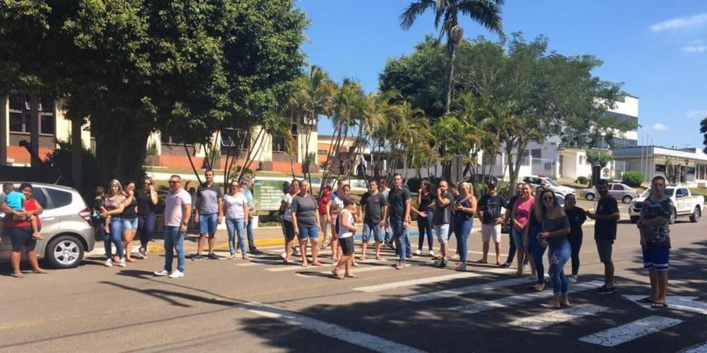 Protesto ocorreu em frente a Prefeitura do município | Foto: Divulgação / CP