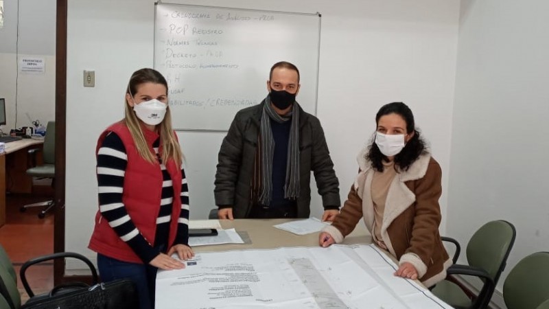 Na Sala do Empreendedor Carmela Piccoli, responsável técnica de supermercado; Endrigo Pradel, chefe da Dipoa; e Cíntia Andrade - Foto: Divulgação Seapdr