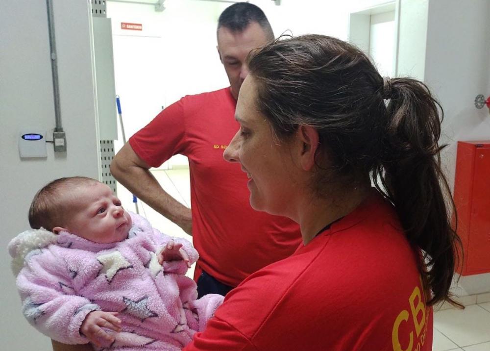 Após o fato, a menina foi acolhida sob cuidados de uma profissional e conduzida até a UPA (Foto: Bombeiros Lajeado / Divulgação)