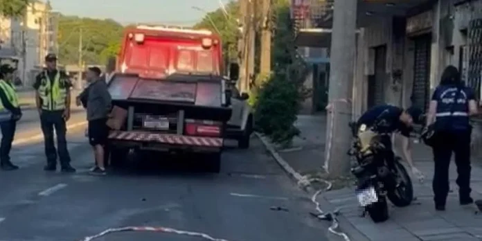 Motociclista morreu após colidir contra parede de prédio na zona Leste da Capital | Foto: Vitória Matos / Record RS