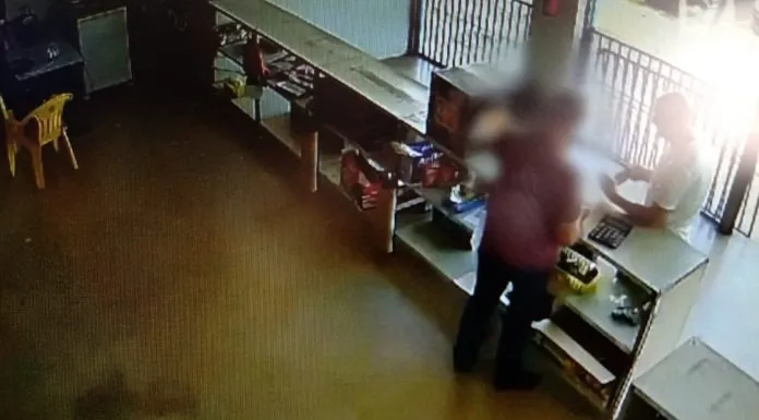 Um vídeo obtido pela reportagem mostra o homem realizando a compra com um cartão e saindo da loja com uma caixa. Foto Reprodução R7