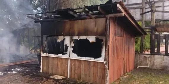 O local foi isolado e os bombeiros realizaram perícia no local para apontar as causas do incêndio | Foto: Corpo de Bombeiros de Santa Catarina / Reprodução / CP