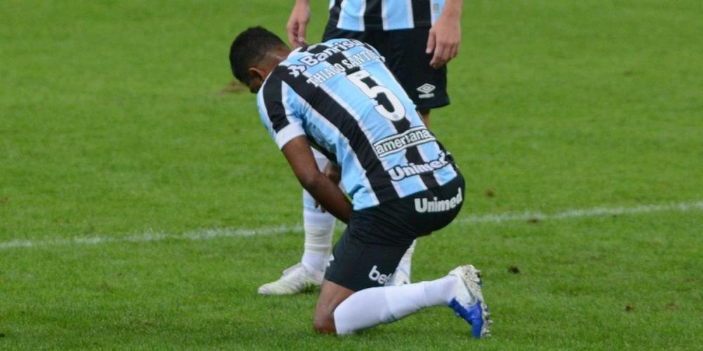 Thiago Santos sentiu o problema físico no adutor da coxa direita aos 20 minutos do primeiro tempo da partida contra o Fortaleza e precisou ser substituído. Foto: Ricardo Giusti/Correio do Povo