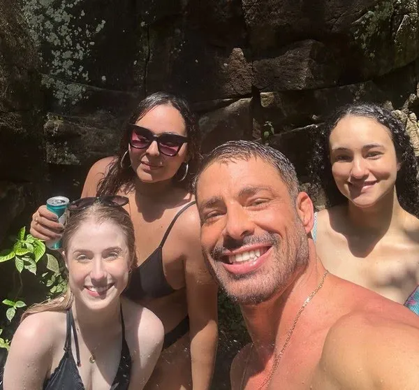 Maria Eduarda e as amigas Nadjane Conceição dos Santos e Marielly Eduarda Langwinski encontraram Cauã Reymond em cachoeira de Foz do Iguaçu — Foto: Maria Eduarda Souza Brandão/Arquivo pessoal