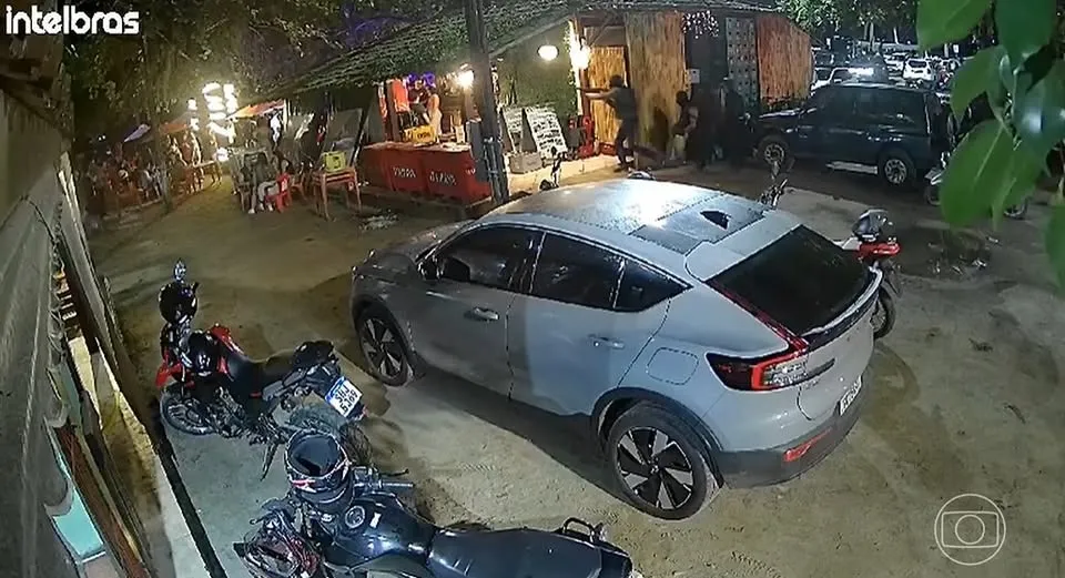 Homens armados abriram fogo num quiosque em Paraty, litoral sul do Rio de Janeiro, e mataram duas pessoas. — Foto: Reprodução/Jornal Nacional
