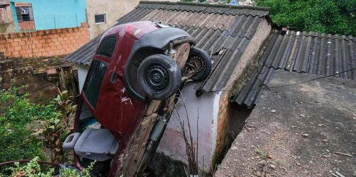 Corsa que colidiu na traseira de um Volkswagen Gol antes de invadir o terreno de uma residência | Foto: Pedro Piegas