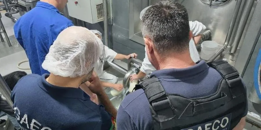 Agentes do MP investigam adição de soda cáustica e água oxigenada | Foto: Ministério Público / Divulgação / CP