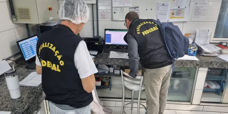 Fiscais federal nas instalações da empresa Dielat, em Taquara, durante a Operação Leite Compensado 13 | Foto: Mapa / Divulgação / CP