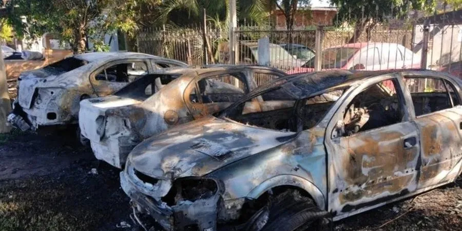 Carros foram incendiados nesta madrugada em Canoas | Foto: Jaime Zannata / Agência GBC / Reprodução / CP