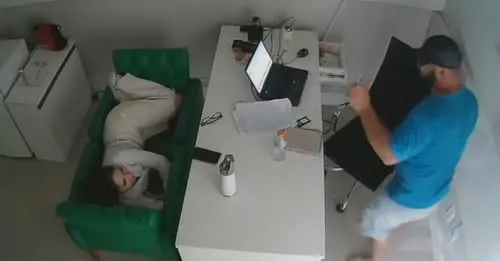 Funcionária que dormia em horário de almoço é surpreendida por assaltante, acorda 'no susto' e pergunta: 'Oi, tudo bem?' — Foto: Reprodução