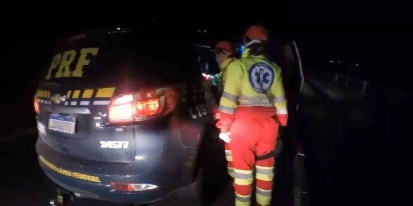 Mulher foi presa por agentes da PRF às margens da BR 116 | Foto: PRF