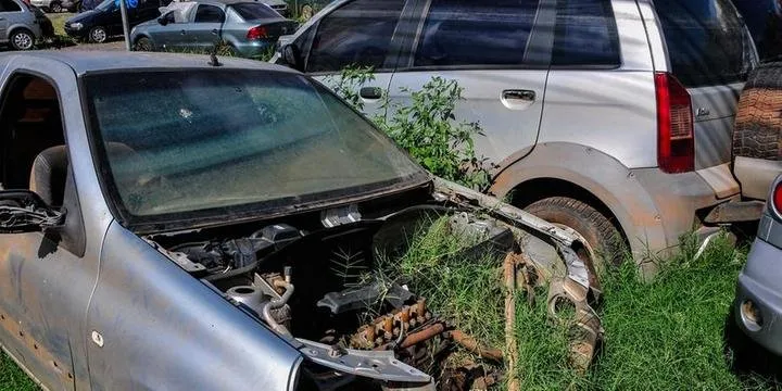 Carros abandonados após enchente representam risco biológico à população | Foto: Camila Cunha