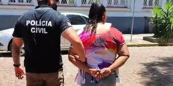 Agentes da 3ª DHPP prenderam foragida no bairro Mario Quintana | Foto: Polícia Civil