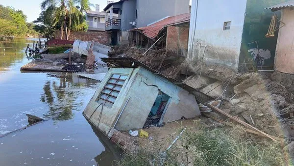 Três casas desabam e nove foram interditadas em Eldorado do Sul — Foto: Mary Silva/RBS TV