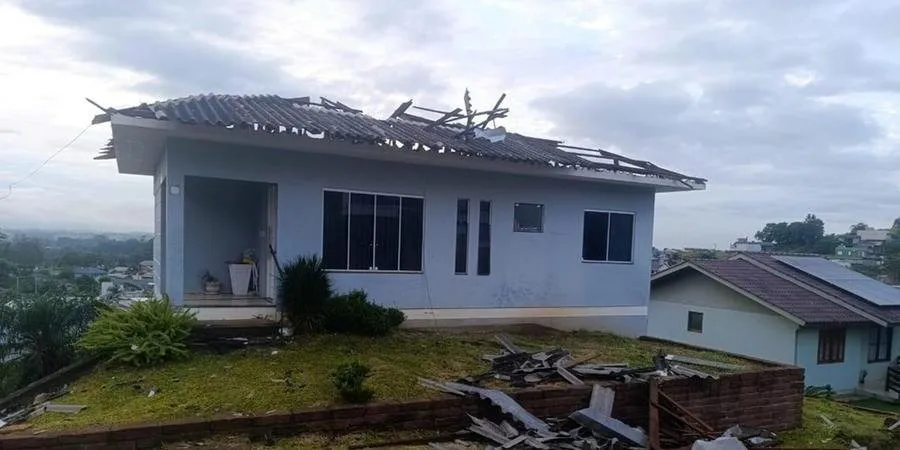 Em torno de 25 residências tiveram problemas nos telhados após o temporal em Arroio do Meio | Foto: Defesa Civil de Arroio do Meio /CP