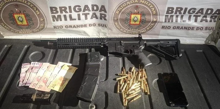 BM apreendeu fuzil na zona Norte de Porto Alegre | Foto: Brigada Militar