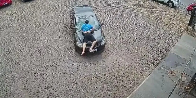Mulher anda com ex em capô de carro e chama a atenção em Caxias do Sul | Foto: Postos Squizzato / Reprodução / CP