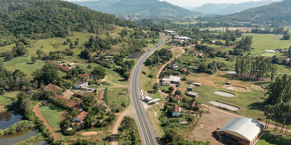 O contrato de concessão da rodovia prevê a conclusão da duplicação até fevereiro de 2023. Foto: CCR ViaSul/Divulgação