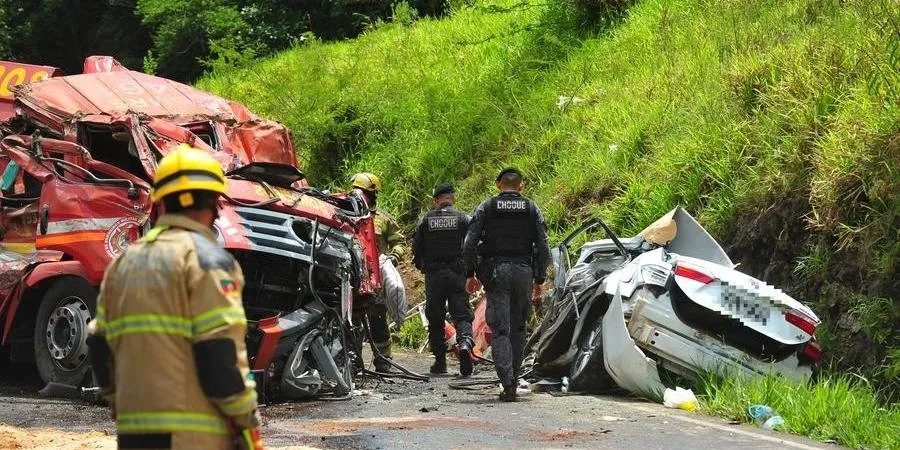 Colisão entre viatura dos bombeiros e carro deixa cinco mortos na Rota do Sol | Foto: Fabiano do Amaral