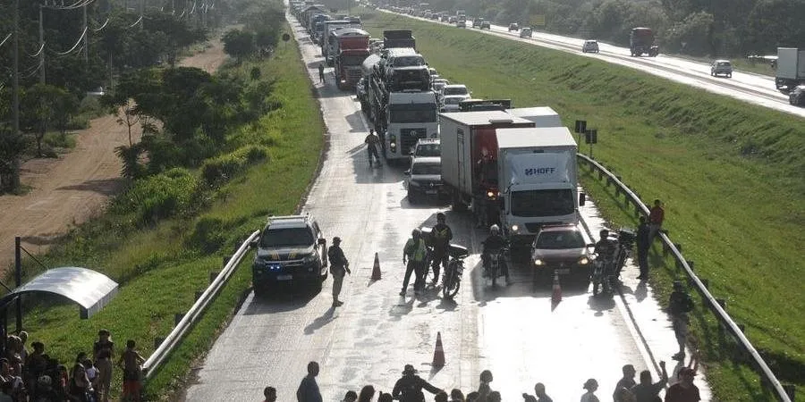 São ao menos 10 km de congestionamento nos dois sentidos da rodovia | Foto: Mauro Schaefer