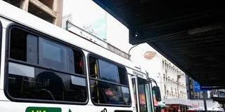 As janelas do ônibus ficam abertas para amenizar o calor no veículo | Foto: Pedro Piegas