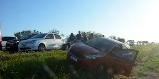 Ford Ka foi parar no canteiro central após a batida | Foto: Ricardo Giusti