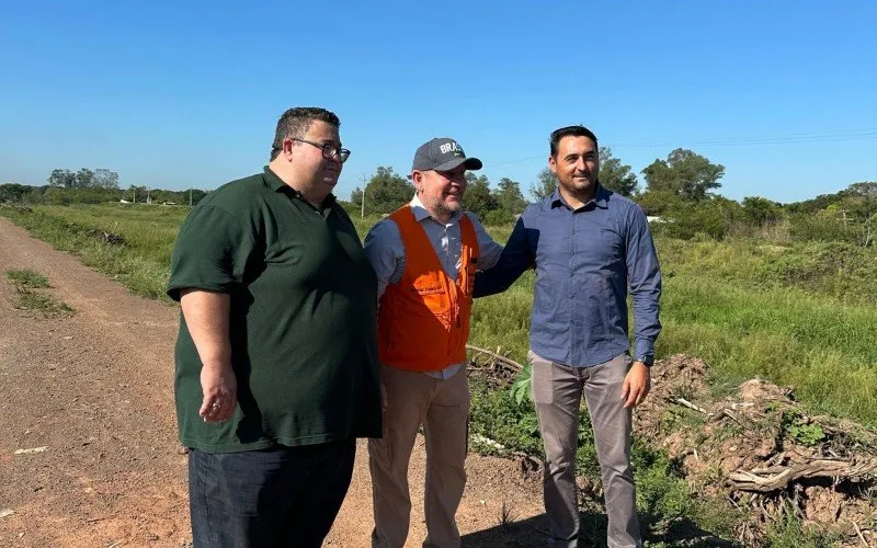 Na foto, Tarzan Corrêa, o prefeito Heliomar e um dos representantes da empresa Construsinos Foto: Divulgação/Prefeitura de São Leopoldo