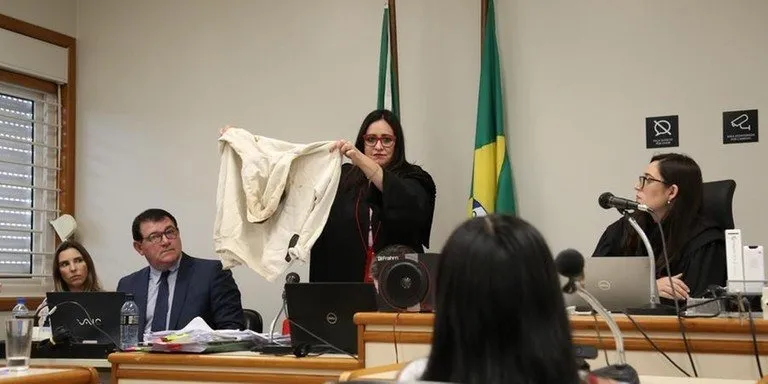 Durante os debates, a promotora Lúcia Helena Callegari citou as manchas e lesões que mostram que a vítima tentou se defender | Foto: Juliano Verardi / TJRS / CP