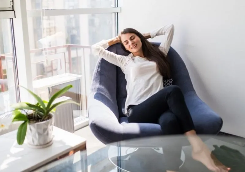Mulher relaxa em casa após uma semana estressante de trabalho – Foto: Freepik/ND