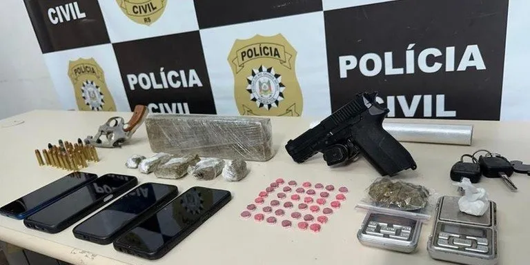 Arma e drogas foram apreendidas em operação | Foto: Polícia Civil / CP
