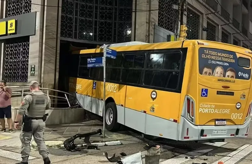 Ônibus foi jogado contra agência bancária por carro que participava de racha em Porto Alegre — Foto: Josh Bittencourt/RBS TV