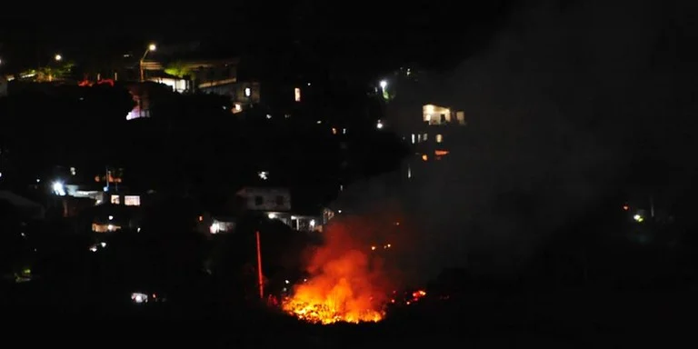 Incêndio clareou área de mata e pôde ser vistos das imediações do Estádio Beira-Rio | Foto: Fabiano do Amaral