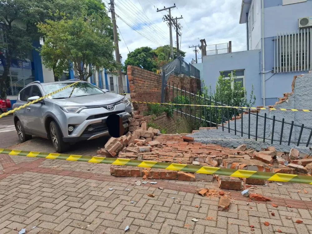 Acidente foi no cruzamento das ruas 7 de Setembro com a 25 de Julho (Fotos: Caçadores de Notícias/Reprodução)