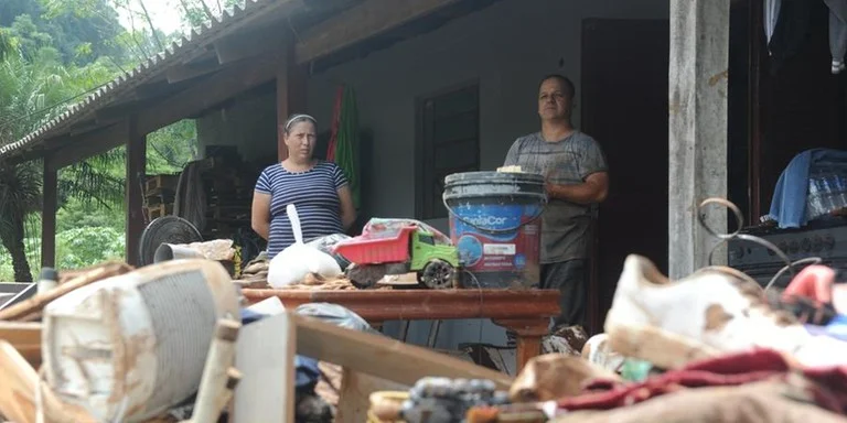 Famílias perdem grande parte dos seus pertences após temporal no Vale do Caí | Ângelo Fabiano Santos dos Santos e Elisângela Duarte Braz, moradores de Dom Diogo Baixo, em São José do Sul, subiram no telhado para salvarem suas vidas | Foto: Camila Cunha