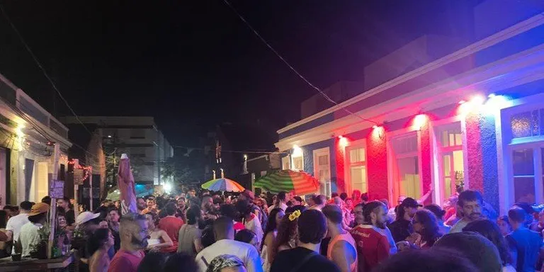 Público aproveitou a madrugada de domingo de Carnaval na travessa dos Venezianos, na Cidade Baixa | Foto: Carmelito Bifano / Especial CP