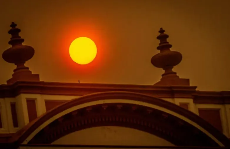 Pôr do sol no fim da tarde, em Porto Alegre (RS), na tarde desta quarta-feira (11), com muito calor, devido às queimadas no sudeste e na região Amazônica. — Foto: EVANDRO LEAL/ENQUADRAR/ESTADÃO CONTEÚDO