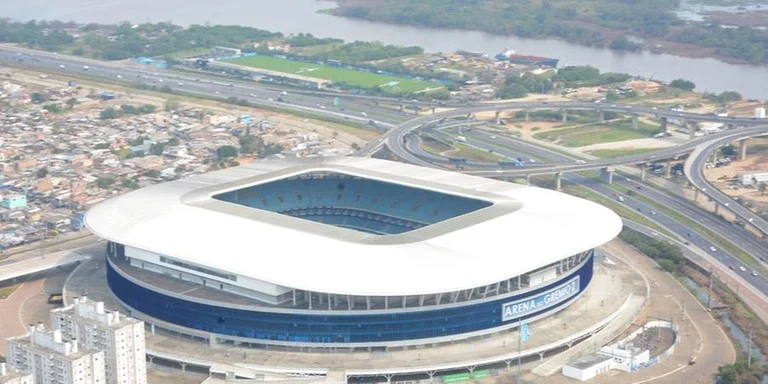 A partir das 6h, os agentes da EPTC orientam a circulação nas imediações do estádio | Foto: Ricardo Giusti / CP Memória
