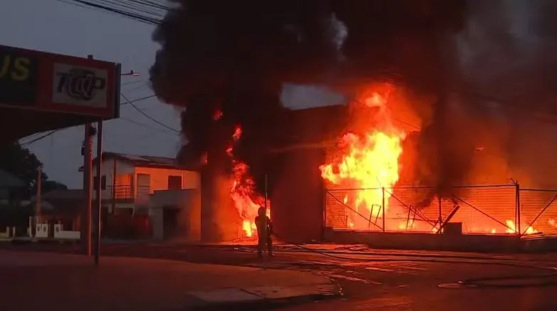 Chamas começaram na madrugada desta quinta (13) — Foto: Reprodução/RBSTV
