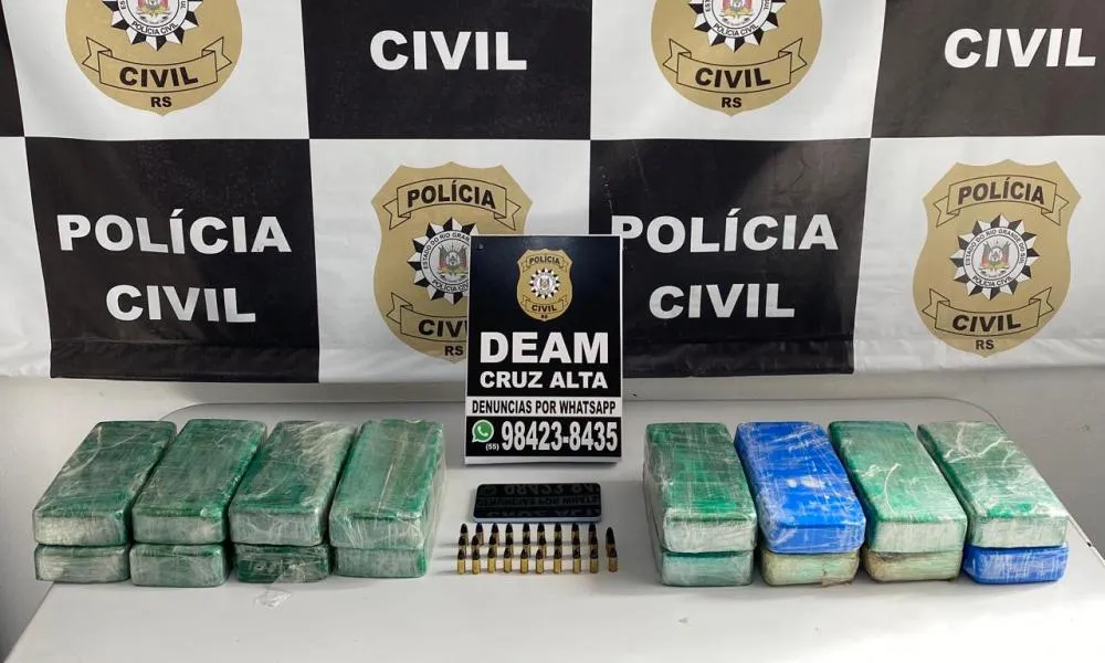 Droga foi encontrada numa casa durante cumprimento de ordens ligada à Lei Maria da Penha (Imagens: PC/Divulgação)