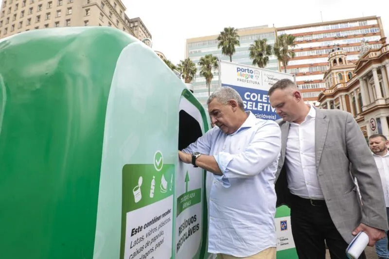 Prefeito Sebastião Melo (MDB) durante a demonstração dos novos contêineres de recicláveis. Foto: Alex Rocha/PMPA